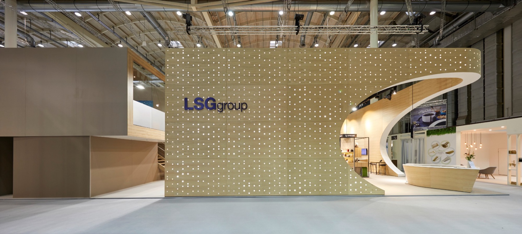 Messestand mit perforierter Lichtwand und geschwungenem Durchgang